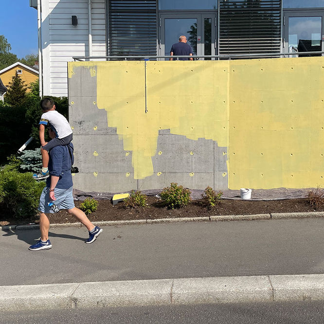 Før det sprayes er det smart å grunne veggen slik at malingen sitter