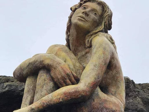 Una misteriosa escultura apareció en la costa marplatense