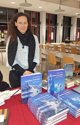2026-03-22_Literarische_Gesellschaft_Gräfelfing Büchertisch vom WortSchatz