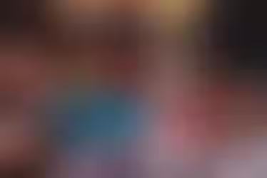 Une série de personnes tiennent les rouages d'un mécanisme.