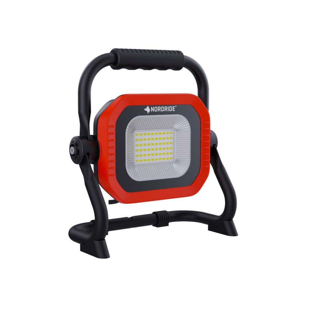 Roter moderner Arbeitsstrahler, leicht abgedrehte Ansicht