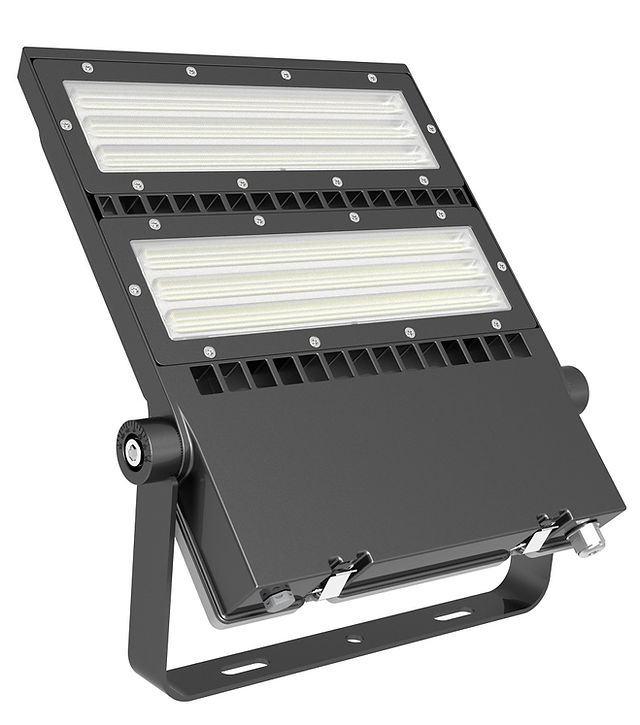 Grosser Flutlichtstrahler mit asymmetrischen Lichtwinkel