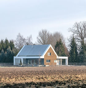 Projekt domu w pięknej lokalizacji okazał się nie lada wyzwaniem ze względu na skomplikowane warunki planu miejscowego.  Na, z pozoru skompilowanej pod względem lokalnych uwarunkowań i MPZP, działce uzyskaliśmy świetny projekt, w całości odpowiadający Inwestorom i odzwierciedlający ich marzenia i oczekiwania. Budynek jest w trakcie realizacji. Równolegle do projektu budowlanego rozpoczęliśmy prace nad projektem wnętrz.