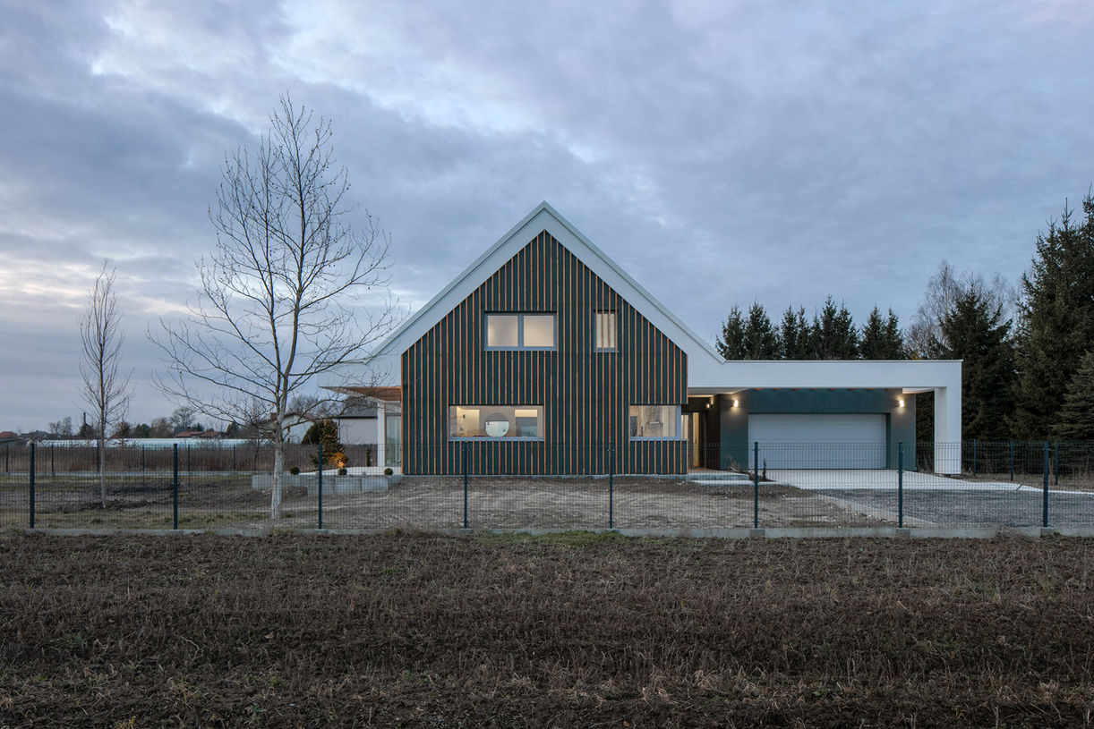 Hanna Daniłów - Wnętrze Prostego Domu na Mazowszu, 2023 r. Bryła budynku.