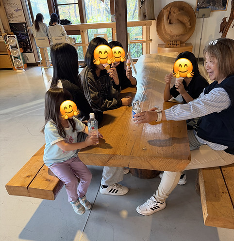 アイスを食べているこどもたち