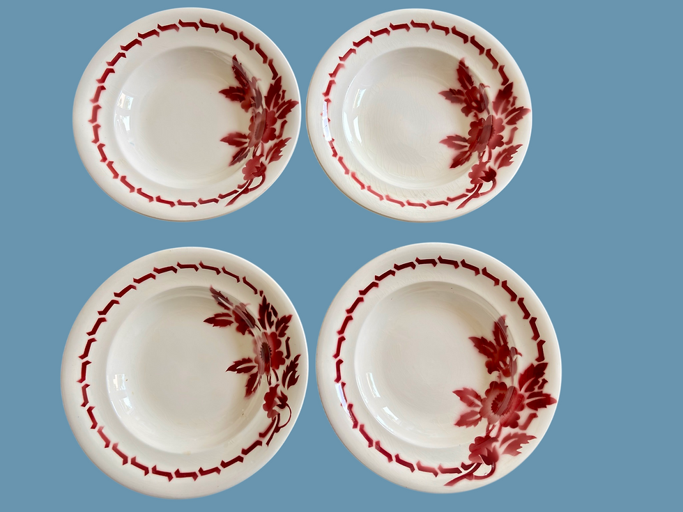 Quatre assiettes creuses vintage manufacture de Longwy décor fleur bordeaux vue 1