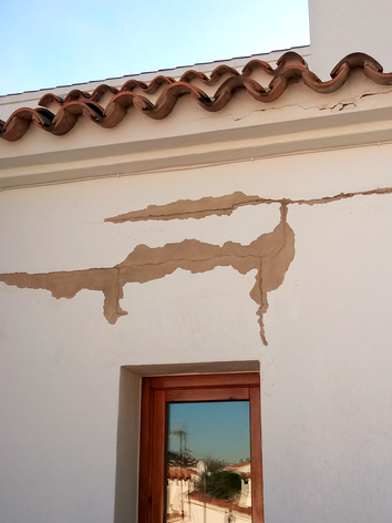 Grietas en pared fachada de casa