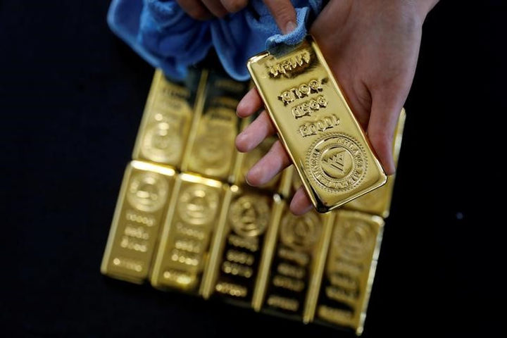 PT Equityworld Futures : Harga emas spot masih bergerak turun di US$ 1.833,75 per ons troi