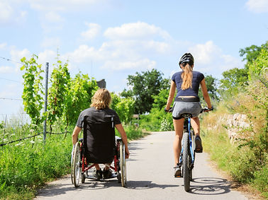 Ciclista y usuario de silla de ruedas