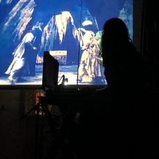 Cine Concerto Audiovisão
Quinta edição do Cine AudioVisão da temporada de 2024.
Disk Mistério (Isabela Stampanoni e Maria Eduarda Belém) apresentam uma trilha original composta sobre filmes mudos.
Novembro de 2024.