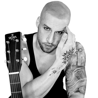 Tatum Marshall guitarist with tattoos. The image shows Tatum with a seductive but also troubled gaze, showing the 'calm and chaos' of his new neoclassical album.