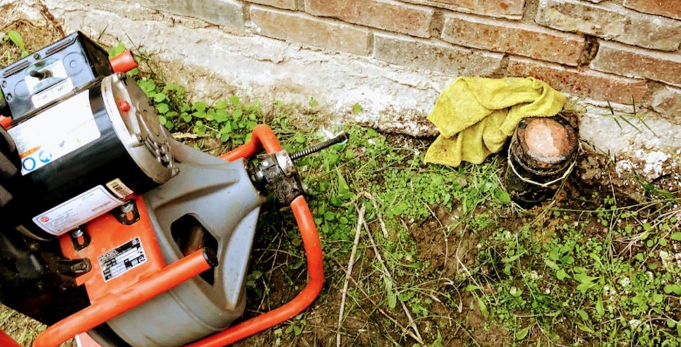 Leo's Plumbing 24 Seven truck arriving for emergency mainline snaking and drain cleaning at a home in San Jacinto, CA.