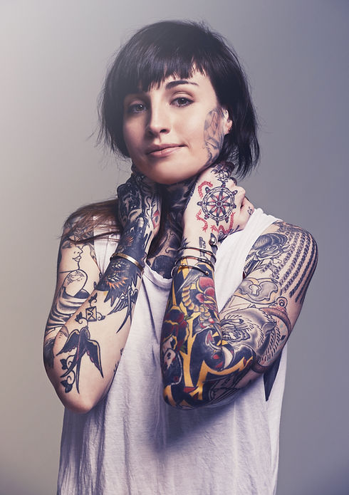 Tattooed jente
