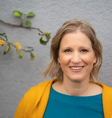 Portrait von Michaela Hatz vor Grauer Wand