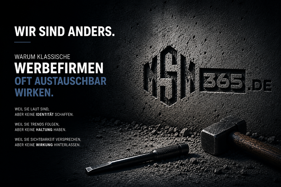 Monumentales Deep-Blue-Markenbild von MSM365.DE mit eingemeißeltem Logo im Beton sowie Hammer und Meißel als Symbol für geformte Identität, Wirkung und bewusste Markenführung. Statementbild zum Thema: Warum klassische Werbefirmen oft austauschbar wirken.