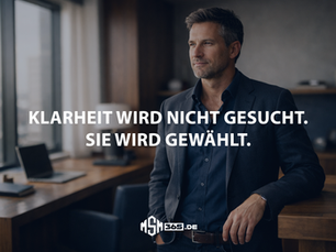 Selbstbewusster Unternehmer in modernem Büro mit ruhiger Ausstrahlung, Blick in die Ferne, symbolisiert Klarheit, Führung und Entscheidungsstärke im Marketing.