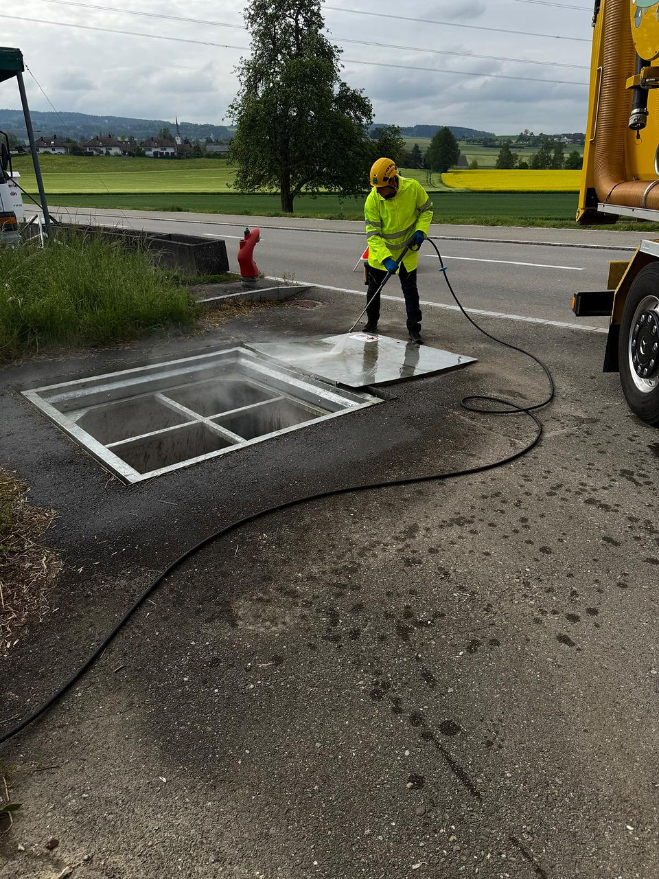 Geöffneter Unterflurcontainer vor der professionellen Reinigung durch ABContainer.ch