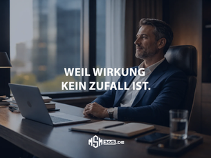 Erfolgreicher Unternehmer im modernen Büro mit ruhiger Zufriedenheit und klarer Ausrichtung durch strategisches Marketing und Webdesign