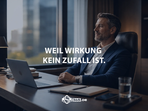 Erfolgreicher Unternehmer im modernen Büro mit ruhiger Zufriedenheit und klarer Ausrichtung durch strategisches Marketing und Webdesign