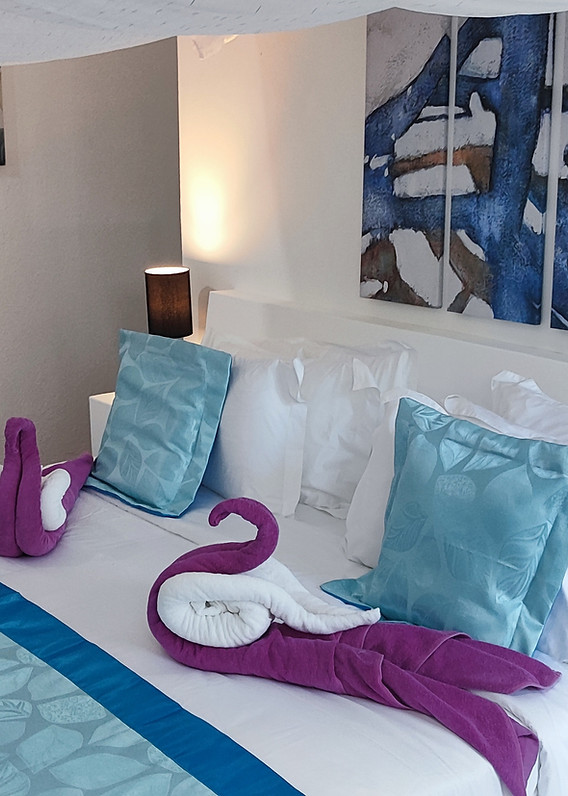 ¡Experimente la máxima comodidad y romance! Esta imagen muestra una hermosa cama con dosel en una de nuestras exquisitas habitaciones o villas en Carpe Diem Villas & Resort. Diseñada para ofrecer una experiencia de descanso lujosa e íntima, esta elegante cama ofrece un refugio sereno para una noche de descanso reparador. Ubicadas en Puerto Princesa, Palawan, nuestras habitaciones combinan un diseño sofisticado con la máxima comodidad, garantizando que cada detalle contribuya a su bienestar.