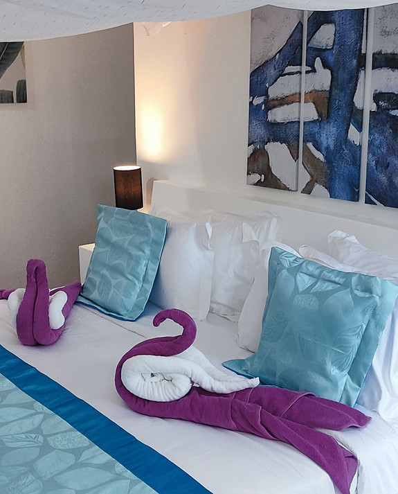 Découvrez le summum du confort et du romantisme ! Cette photo met en valeur un magnifique lit à baldaquin dans l'une de nos chambres ou villas raffinées du Carpe Diem Villas & Resort. Conçu pour offrir une expérience de sommeil luxueuse et intime, cet élégant lit offre un havre de paix pour une nuit reposante. Situés à Puerto Princesa, Palawan, nos hébergements allient design sophistiqué et confort ultime, veillant à ce que chaque détail contribue à votre bien-être.
