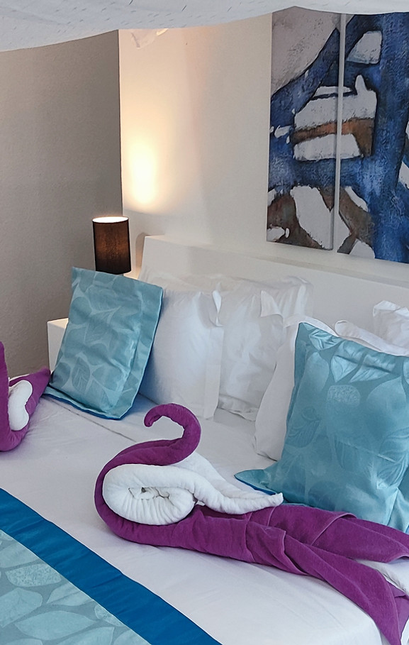 ¡Experimente la máxima comodidad y romance! Esta imagen muestra una hermosa cama con dosel en una de nuestras exquisitas habitaciones o villas en Carpe Diem Villas & Resort. Diseñada para ofrecer una experiencia de descanso lujosa e íntima, esta elegante cama ofrece un refugio sereno para una noche de descanso reparador. Ubicadas en Puerto Princesa, Palawan, nuestras habitaciones combinan un diseño sofisticado con la máxima comodidad, garantizando que cada detalle contribuya a su bienestar.