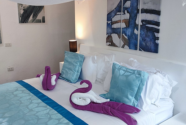 Découvrez le summum du confort et du romantisme ! Cette photo met en valeur un magnifique lit à baldaquin dans l'une de nos chambres ou villas raffinées du Carpe Diem Villas & Resort. Conçu pour offrir une expérience de sommeil luxueuse et intime, cet élégant lit offre un havre de paix pour une nuit reposante. Situés à Puerto Princesa, Palawan, nos hébergements allient design sophistiqué et confort ultime, veillant à ce que chaque détail contribue à votre bien-être.