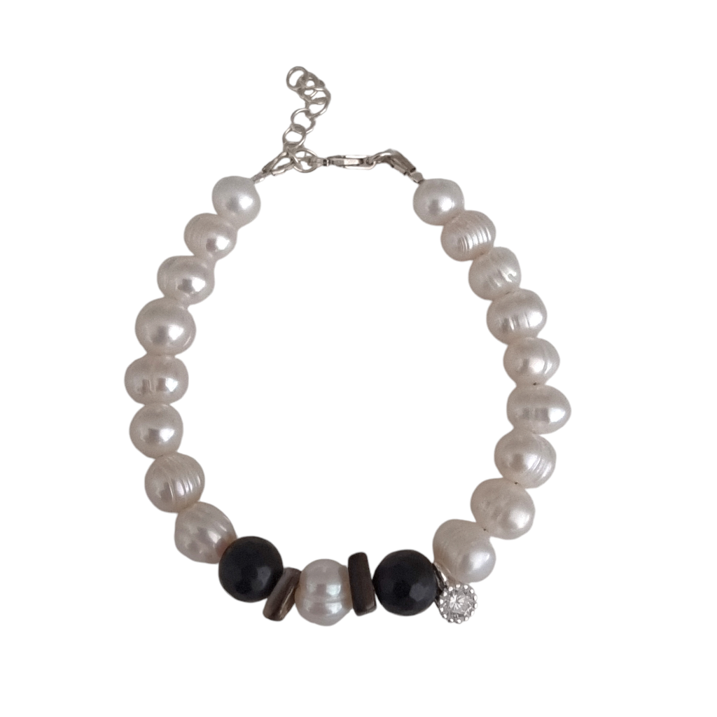 צמיד פנינים עם קריסטל . צמיד לבן ושחור . צמיד פנינים לאישה . צמיד בשחור ולבן 