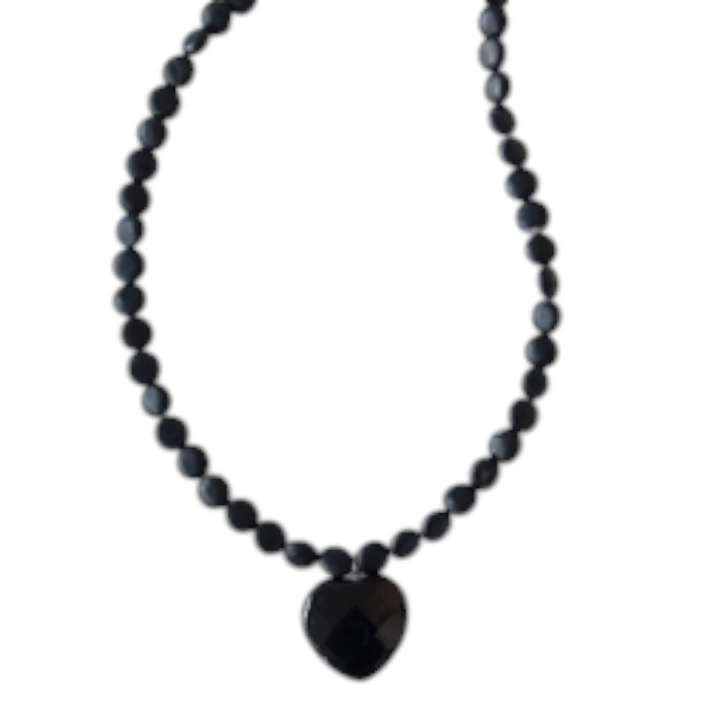 שרשרת לב . שרשרת לב שחורה . שרשרת חרוזים שחורה . שרשרת עם תליון לב .שרשרת לבבות