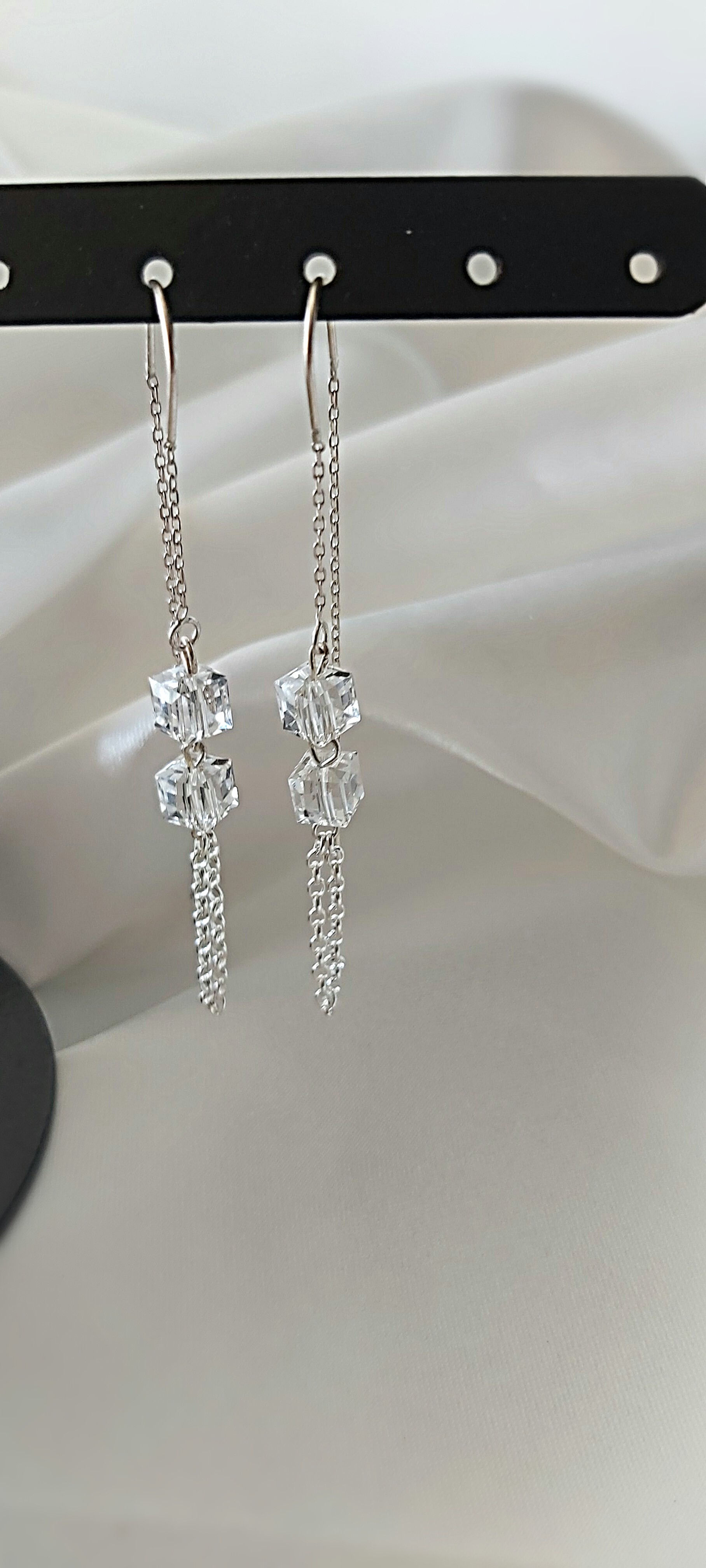 עגילי שרשרת חוט כסף עם קריסטל