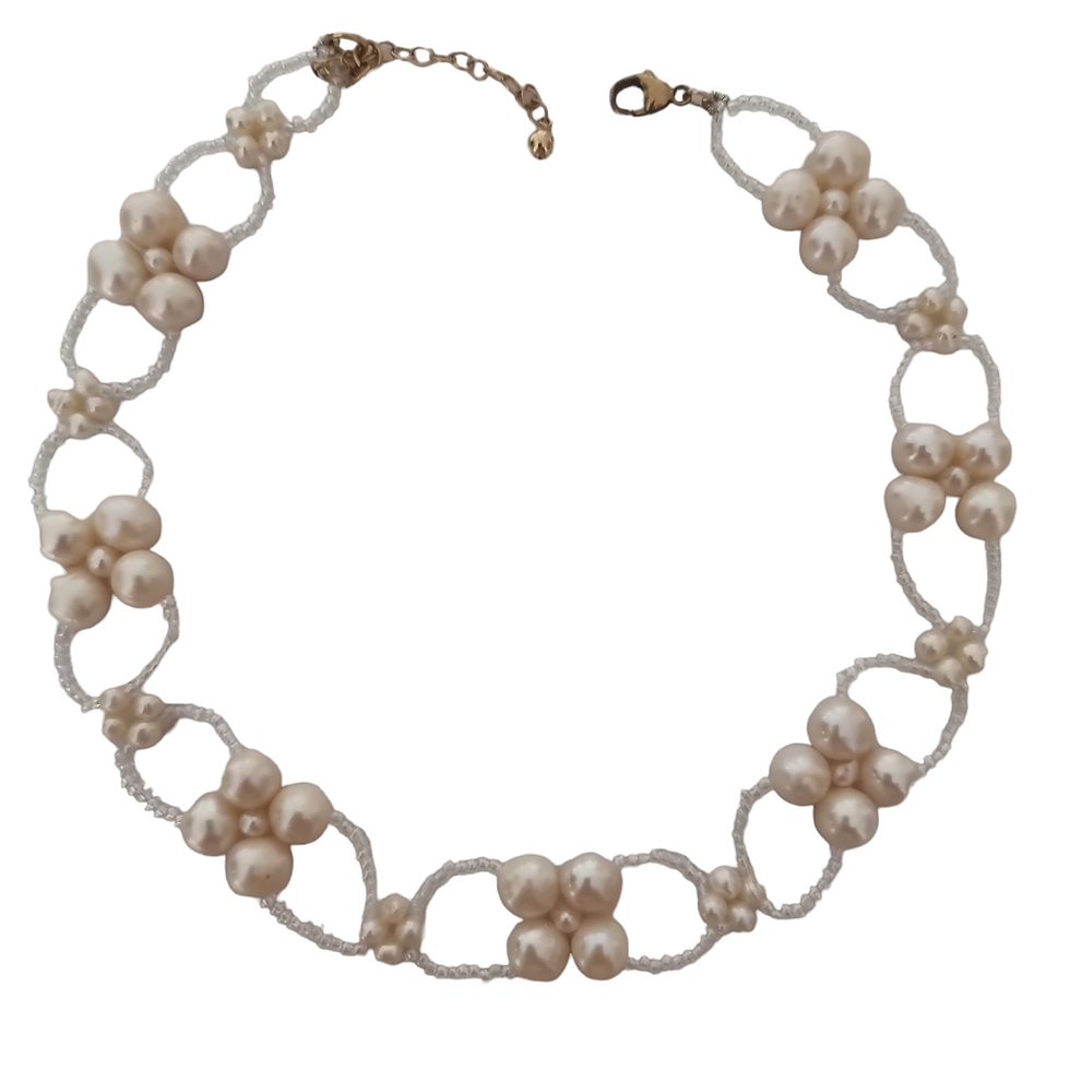 שרשרת פנינים צמודה לצואר . שרשרת פנינים פרחים קצרה . שרשרת לכלה מפנינים . חתונה