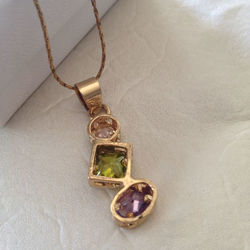 שרשרת זהב צבעונית