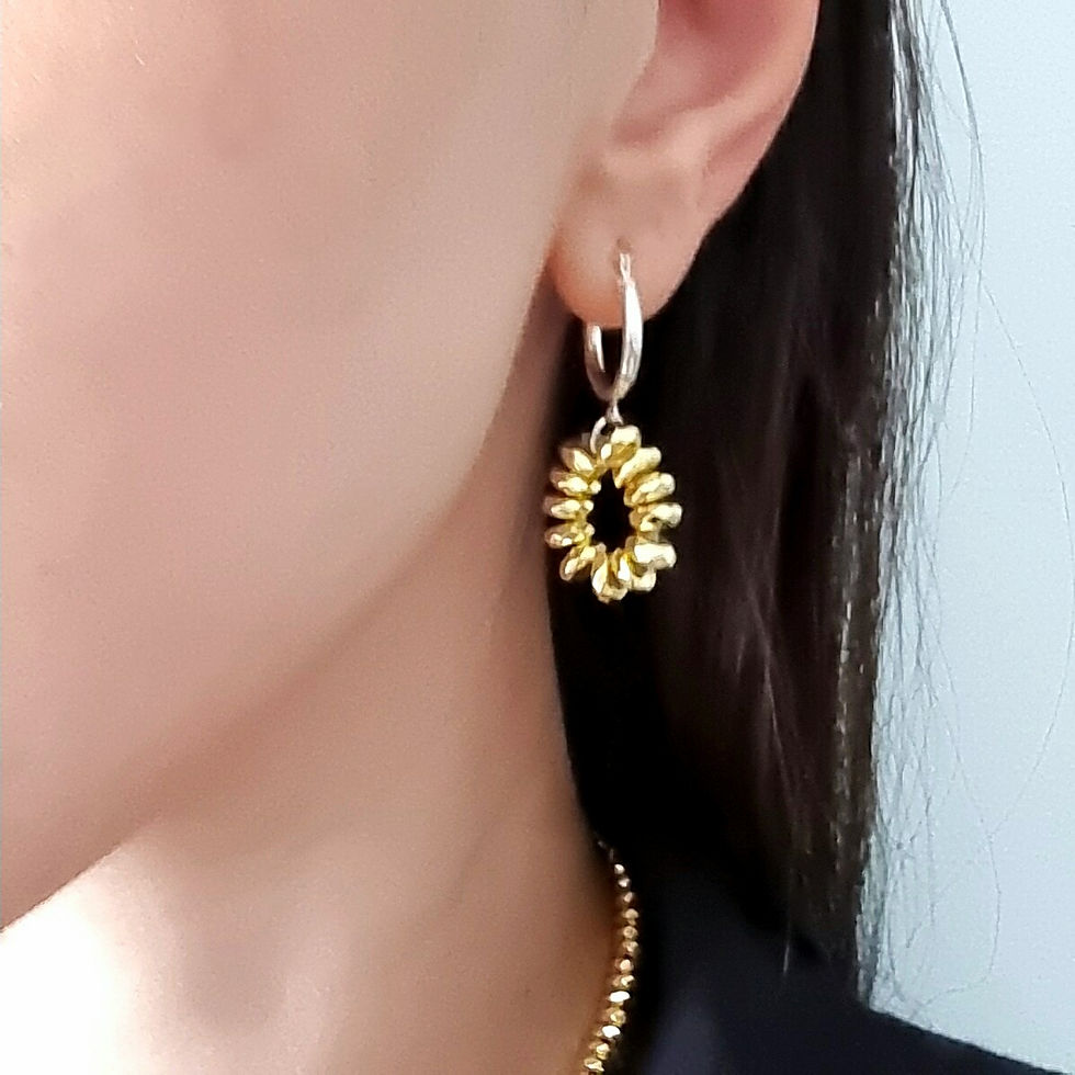 עגילי  חישוקים תלויים עם חרוזים בזהב