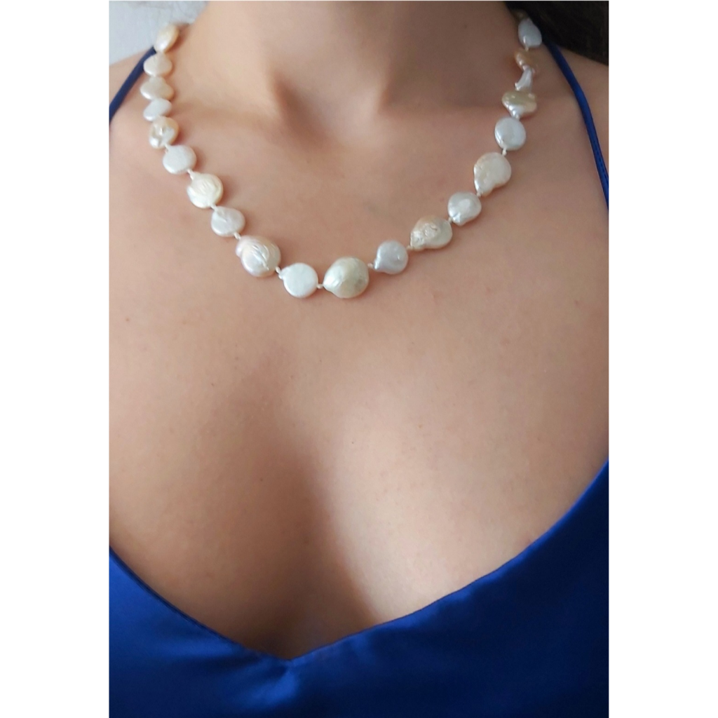 שרשרת אבני צדף קצרה בצבע ורוד אפרסק קצרה