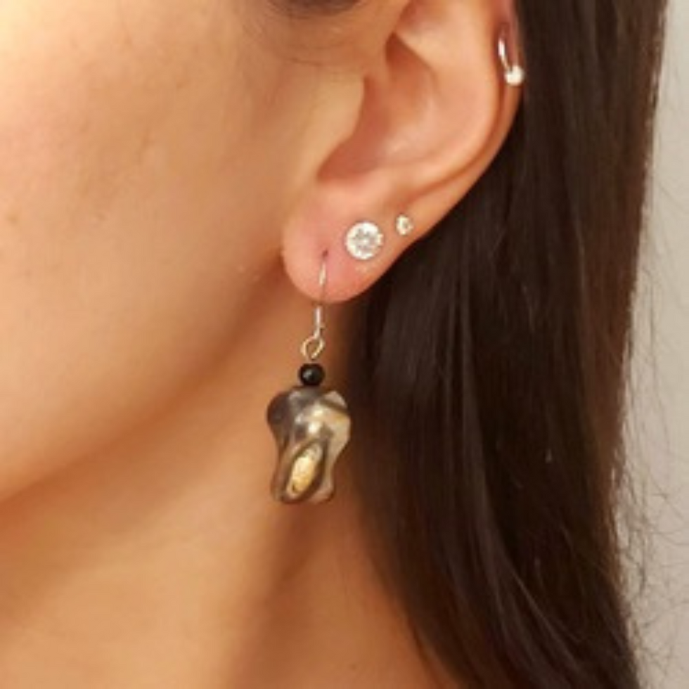 עגילים בשחור וחום תלויים