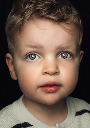 Close-up kinderportret van jongen met donkere achtergrond in fine art stijl – Manon Rietbroek Fotografie Twente