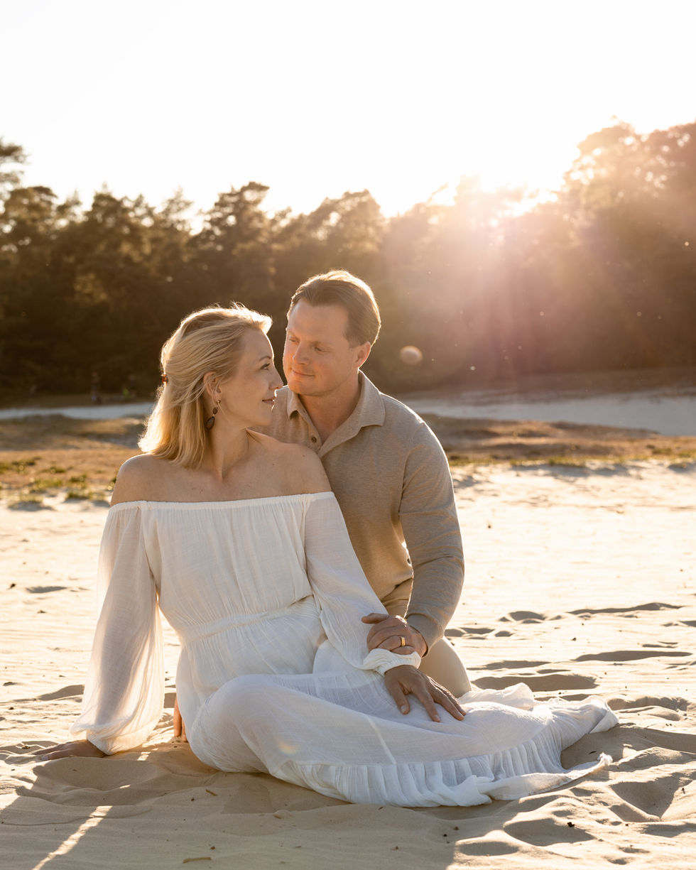 Liefdevol portret van ouders tijdens een golden hour fotoshoot