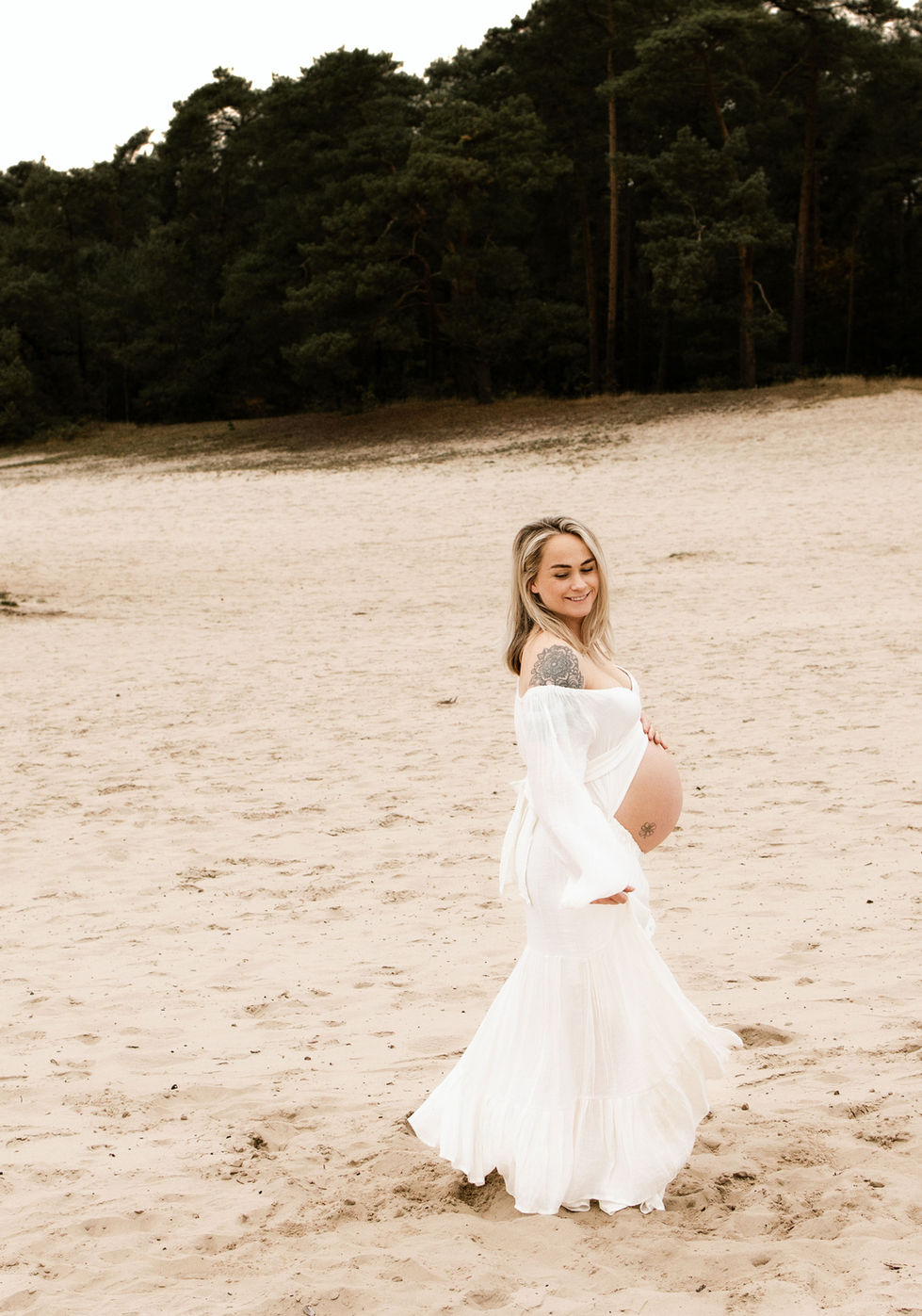 Zwangerschapsfoto in lichte setting met natuurlijke tinten en zachte styling