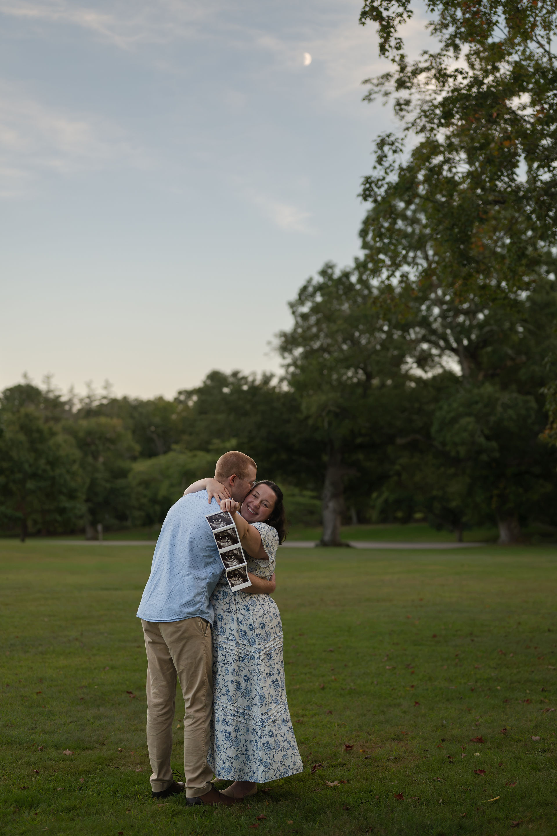 Outdoor maternity photography at Goddard Park in Rhode Island