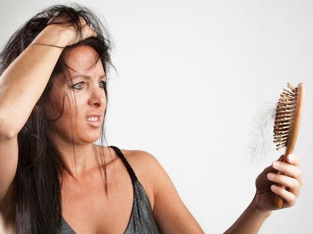 ¿Cuánto CABELLO es #normal perder cada día? Conoce cifras sobre el pelo.