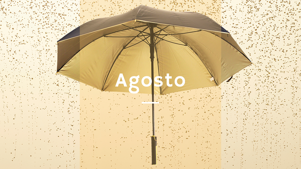 Imagem de guarda-chuva dourado aberto com fundo de chuva na cidade, representando o mês de agosto que costuma ter dias de chuva e temperaturas variáveis.