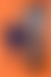 Ao fundo Laranja uma mulher da cintura para baixo usando calça jeans com a mão no bolso e botina preta. Ao lado dela está segurando um Guarda chuva Bengala Azul Royal apoiado ao chão mostrando sutilmente o acessório feito de cabo curvo de madeira em tecido pongee com sistema automático