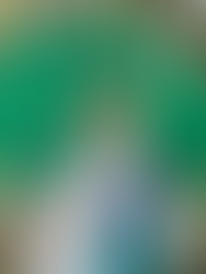 Homem com expressão surpresa ou preocupada segurando guarda-chuva verde em uma floresta, vestindo jaqueta azul e camiseta branca, com árvores ao fundo.