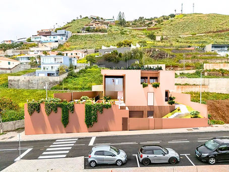 Illustration der Frontansicht der von IMMOMADEIRA präsentierten Casa da Ajuda, ein freistehendes Haus in der Hauptstadt Madeiras, das bis Ende 2026 fertiggestellt wird.