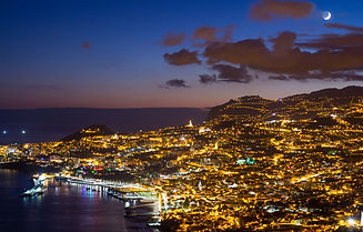 Hafen von Funcal auf der Inel Madeira bei Nacht in dr Weihachszeit.