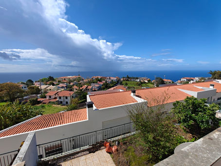 Blick vom einem der beiden Balkone des von IMMOMADEIRA präsentierten günstigen T2-Apartments in Canhas, oberhalb von Ponta do Solruhig gelegen an der sonnigen Südwestküste Madeiras.