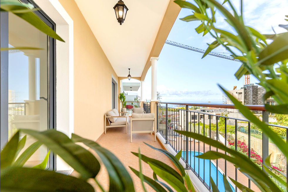 Balkon des zum Verkauf stehenden Apartments in der neu gebauten Wohnanlage Solar da Nora in Altstadtnähe