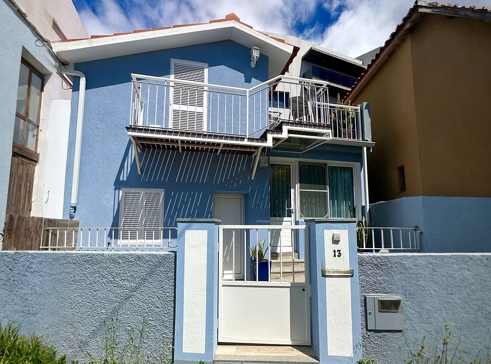 IMMOMADEIRA präsentiert ein hübsches, renoviertes und bezugsfertiges Stadthaus im Viertel Lazareto in Funchal, der Hauptstadt Madeiras.