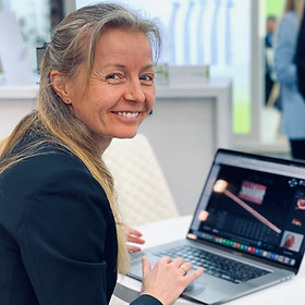 Tandlæge og ekspert i clear aligner behandlinger Helle Hatt sidder ved computer og udarbejder en clear aligner behandlingsplan