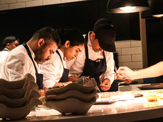 Kokke arbejder sammen om at skabe en ret